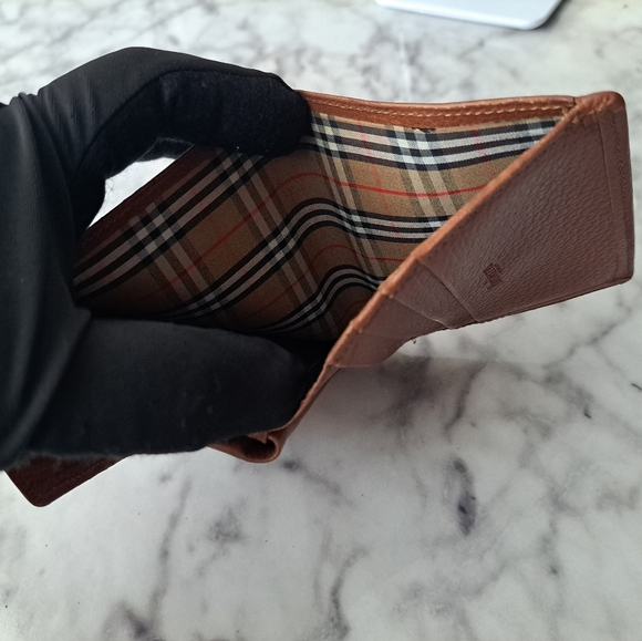 Burberrys wallet with kiss lock coin - Picture 10 of 14